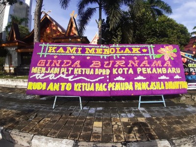 Papan bunga menolak penunjukkan Ginda Burna menjadi Plt Ketua DPRD Pekanbaru (ft:LK)